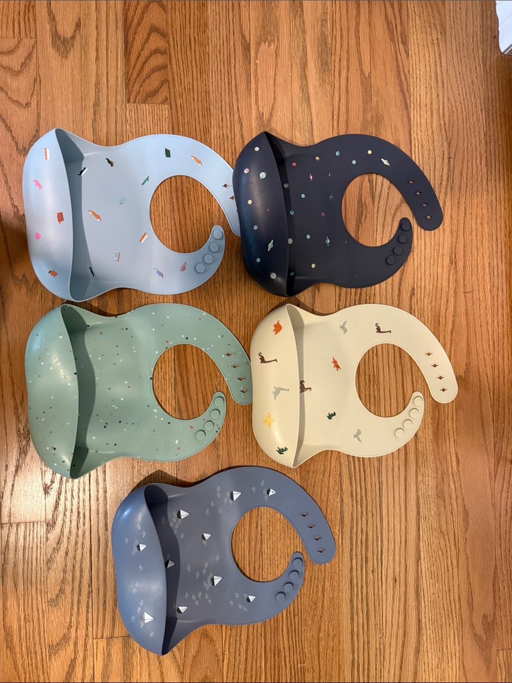 Mushie Neutral-Toned Silicone Baby Bibs — 5-Pack (Blue, Navy, Mint, Cream, Gray)